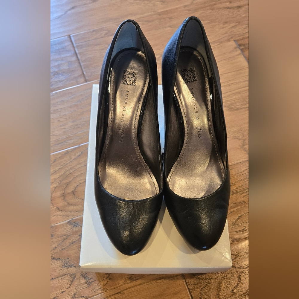 Anne klein black leather pump